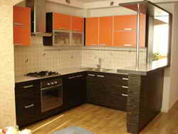 Кухня на заказ с фасадами из Пластик в профиле  Оранжевый матовый (верх), Эбеновое дерево (низ)
