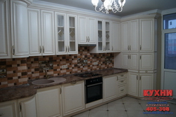Кухня на заказ с фасадами из Массив ольхи  Кремовый (RAL 9001) с золотой патиной
