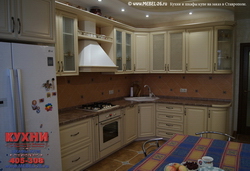 Кухня на заказ с фасадами из Массив ольхи  Кремовый (RAL 9001) со светлой патиной