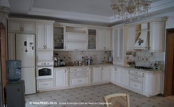 Кухня на заказ с фасадами из Массив дуба  Жемчужно-белый (RAL 1013)