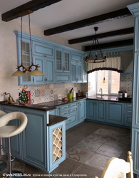 Кухня на заказ с фасадами из Массив дуба  Бриллиантово-синий (RAL 5007)